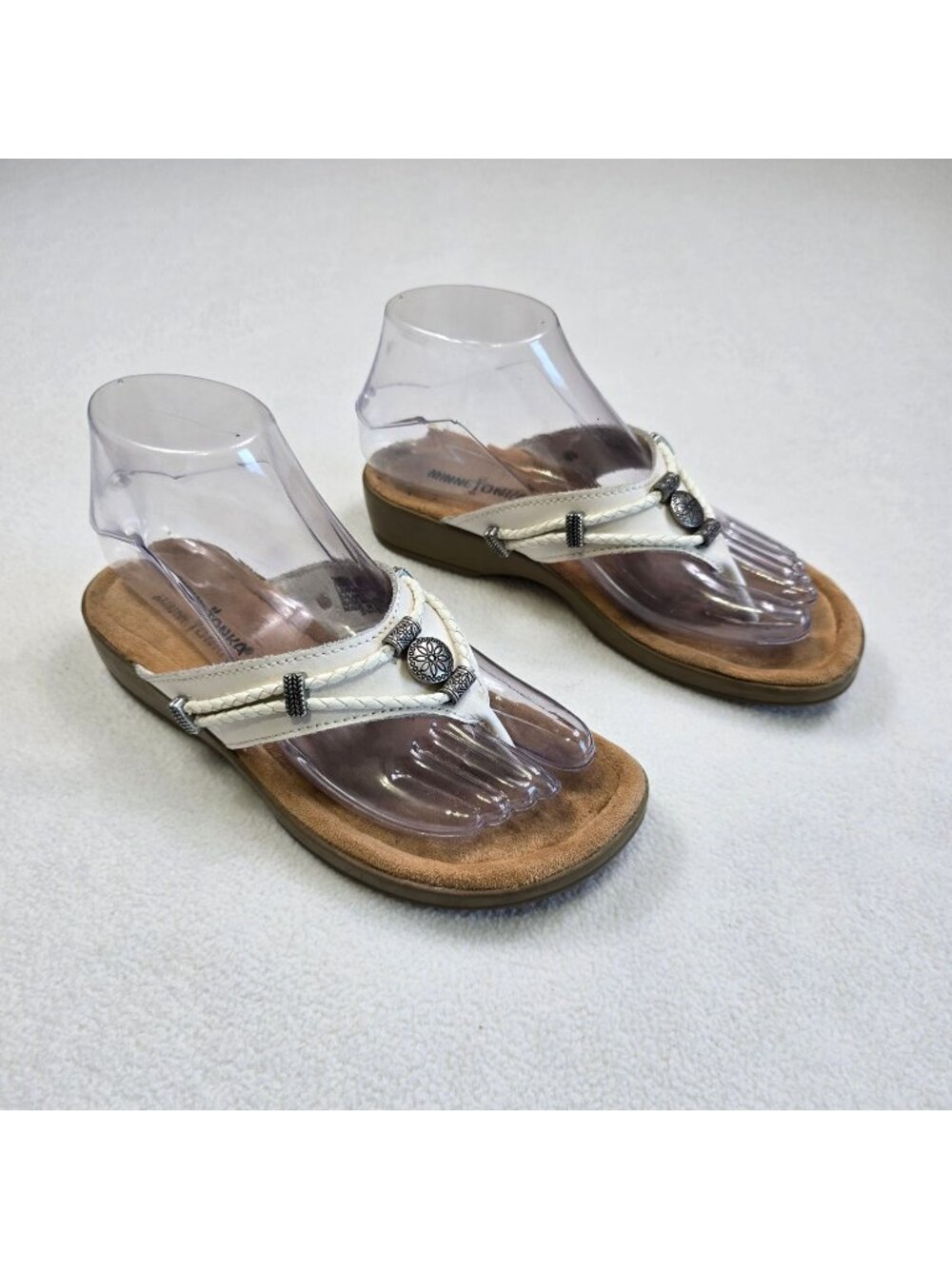Minnetonka Size 6 Silverthorne Leather Sandals Slip On White Thong Flip Flop